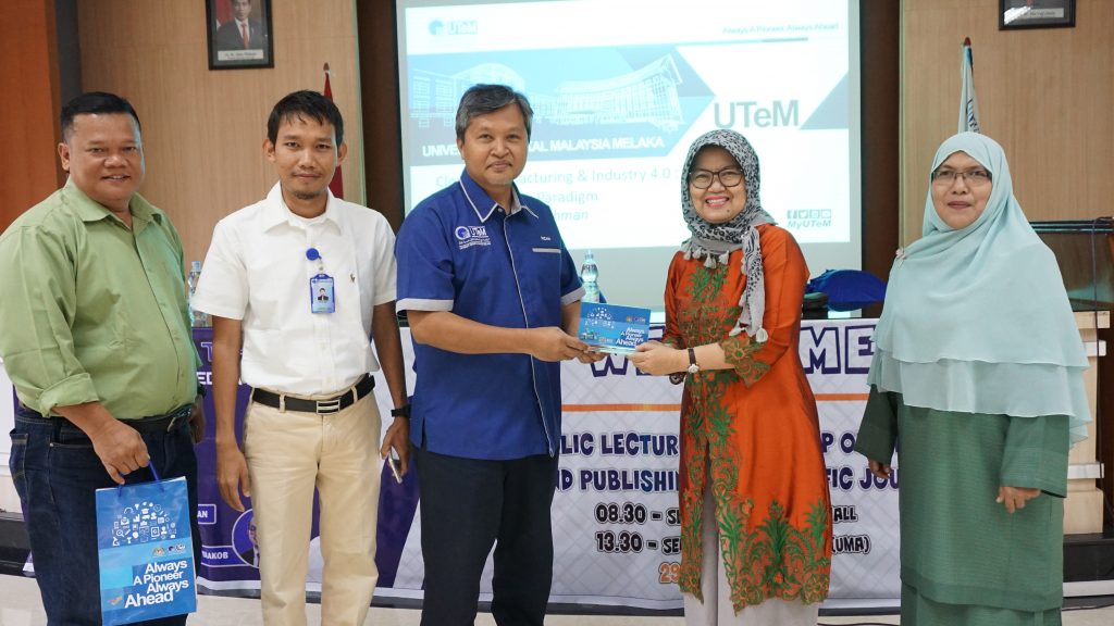 pemberian-plakat-cendramata-uma-kepada-pemateri-jurnal